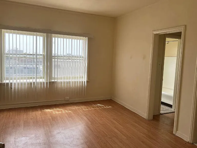 Coronado Apartments — Photo 6