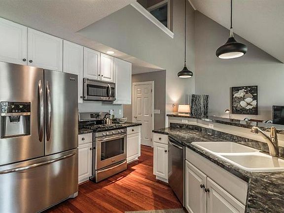 4th image of 37 Fawn Meadow Ct