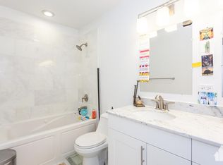 527 N Racine Ave APT 1, Chicago, IL 60642