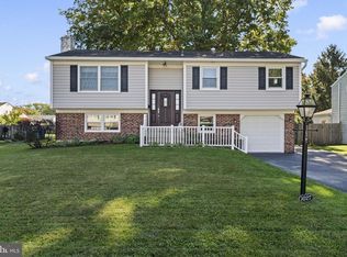 1027 Oakwood Dr, Warminster, PA 18974