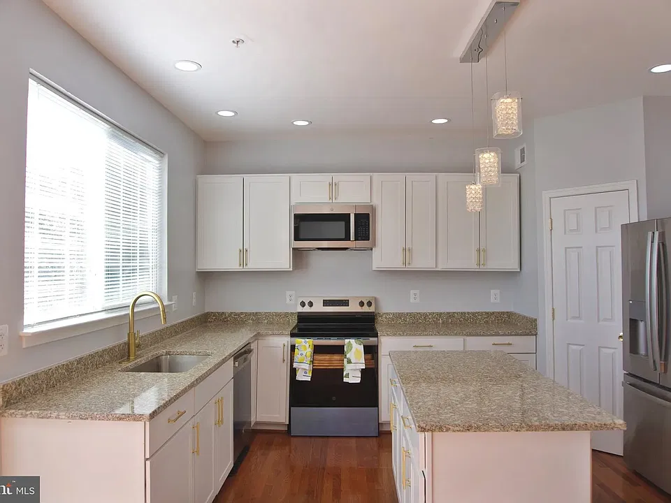 14906 Dennington Dr