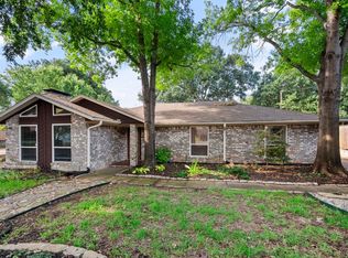 425 Manana Dr, Grand Prairie, TX 75050