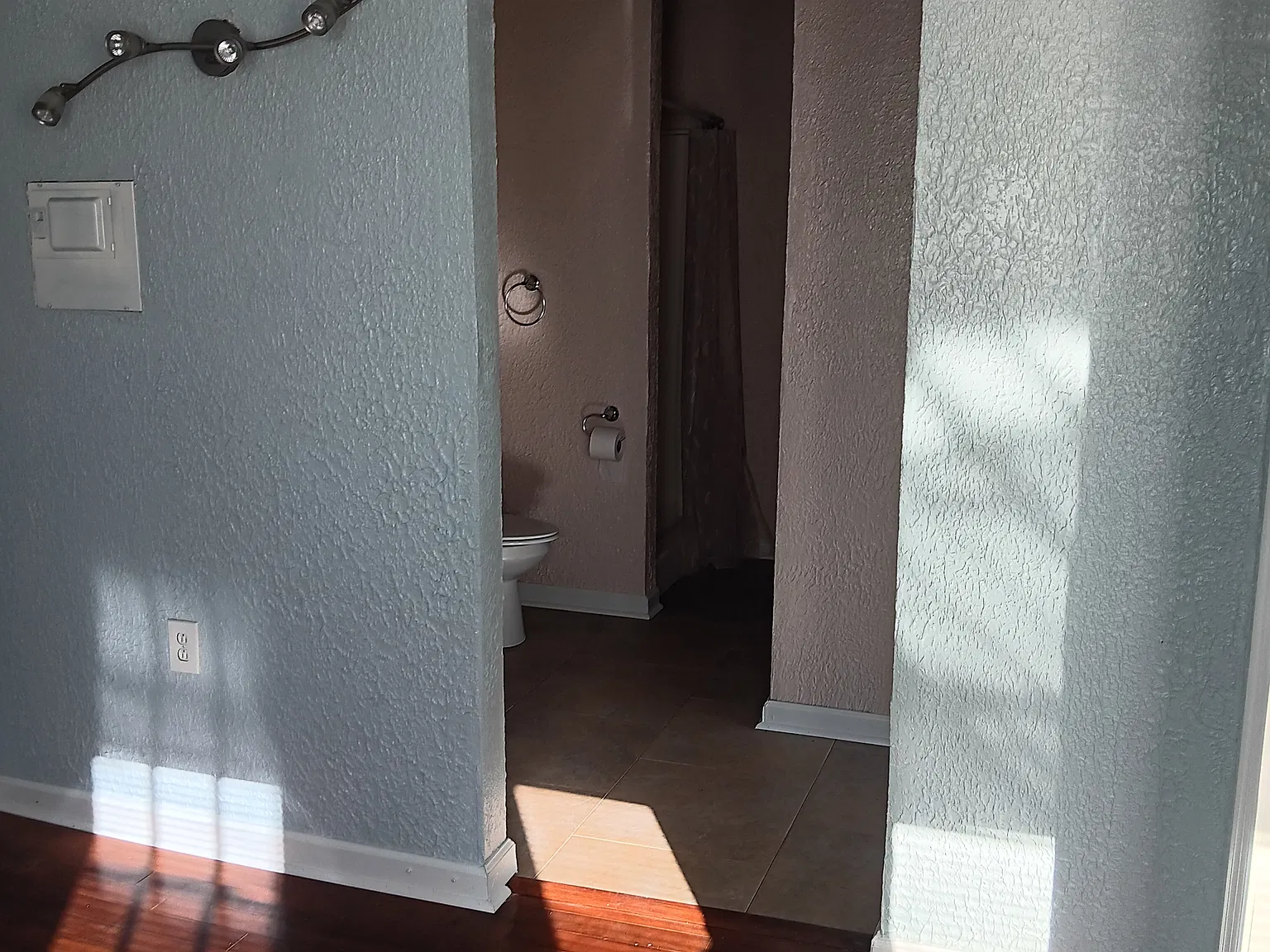 401 Carolina Dr — Photo 3