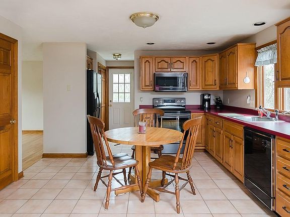 4th image of 36 Todd Ln