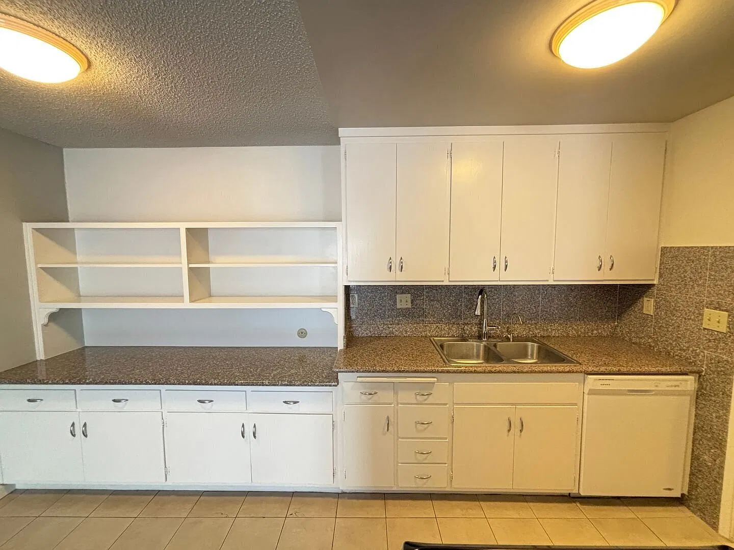 Spacious one bedroom with private balcony! — Photo 2