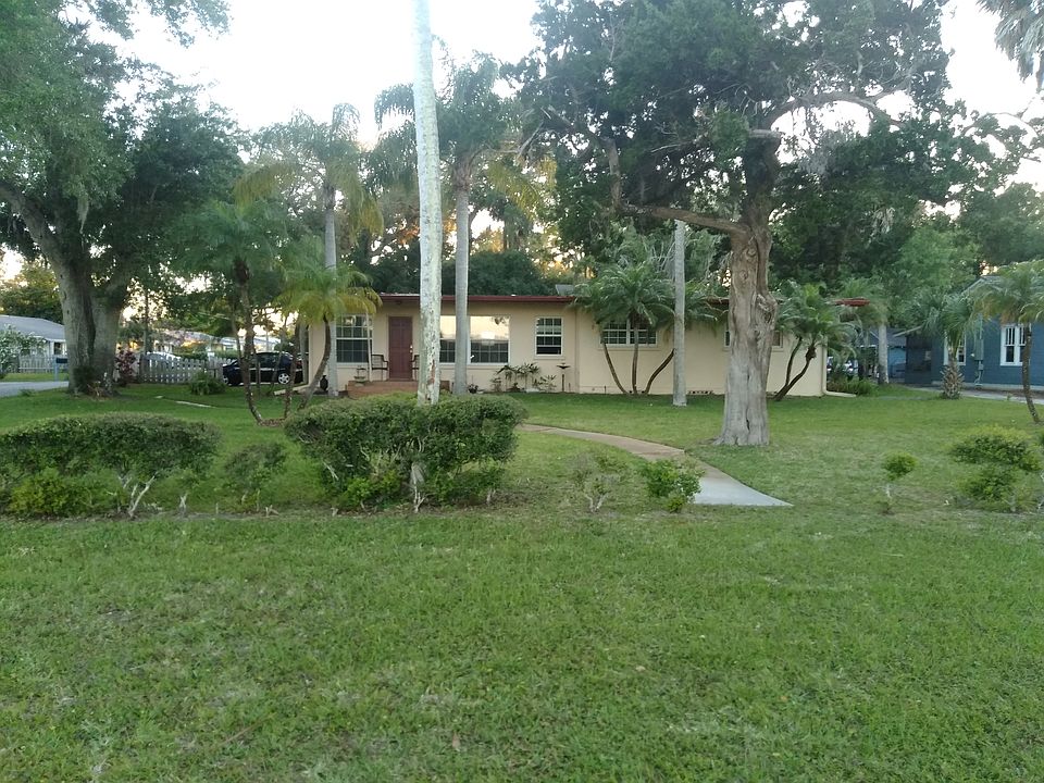 Front of house
Riverside Dr