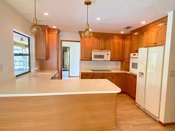 3rd image of 5585 Pennock Point Rd