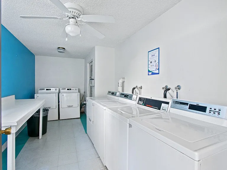 Oasis Apartments — Photo 16