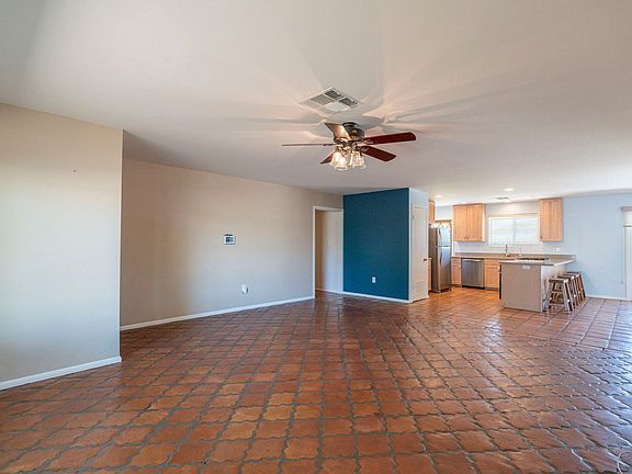 4th image of 621 E Grace Dr