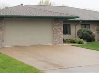 506 River Bend Ct, Mason City, IA 50401