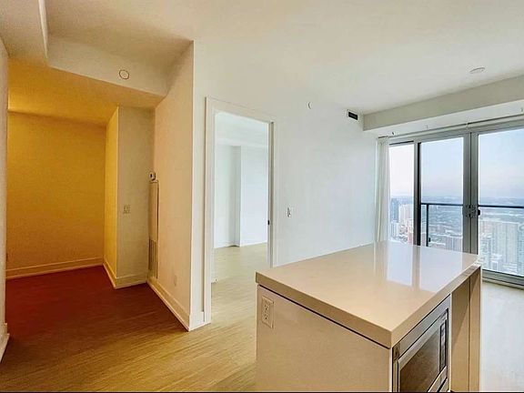 3rd image of 7 Grenville St #4907