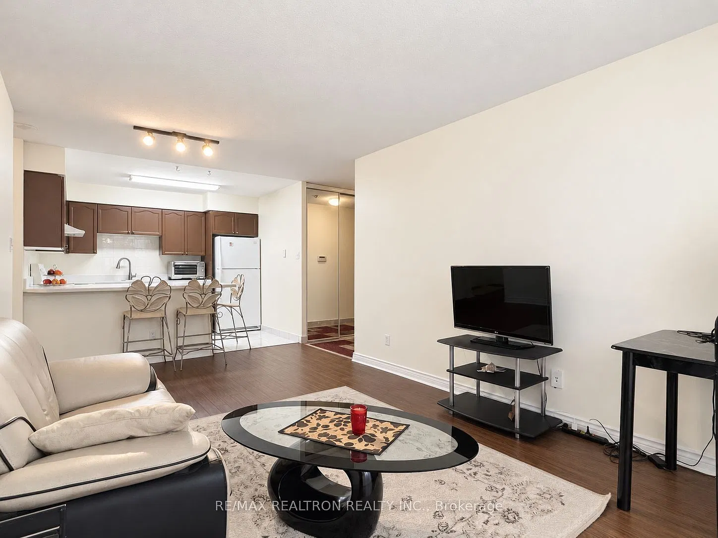 256 Doris Ave — Photo 1