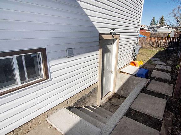 3rd image of 27 E Taraglen Ct NE