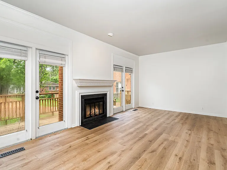 225 Woodmont Cir — Photo 4