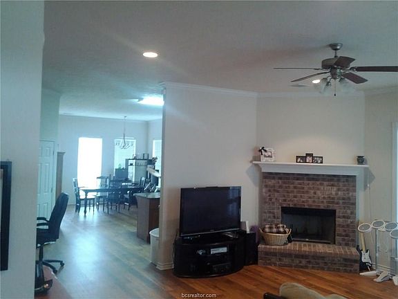 3rd image of 924 Whitewing Ln