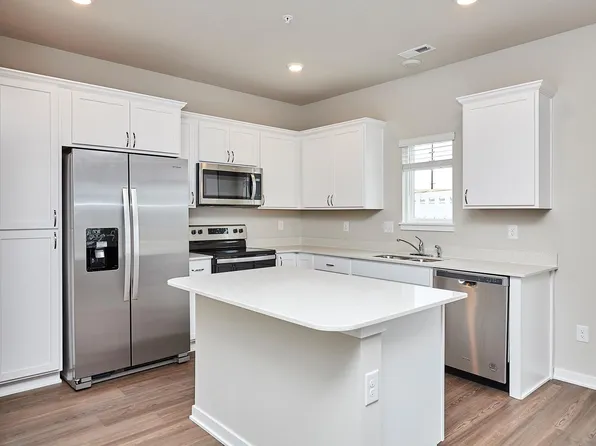 9598 Capstone Ct, West Des Moines, IA 50266