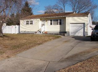 915 Americus Ave, East Patchogue, NY 11772
