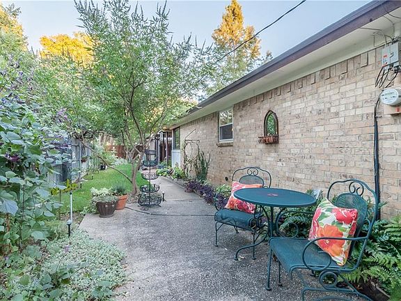 4th image of 1110 Hillcrest Dr