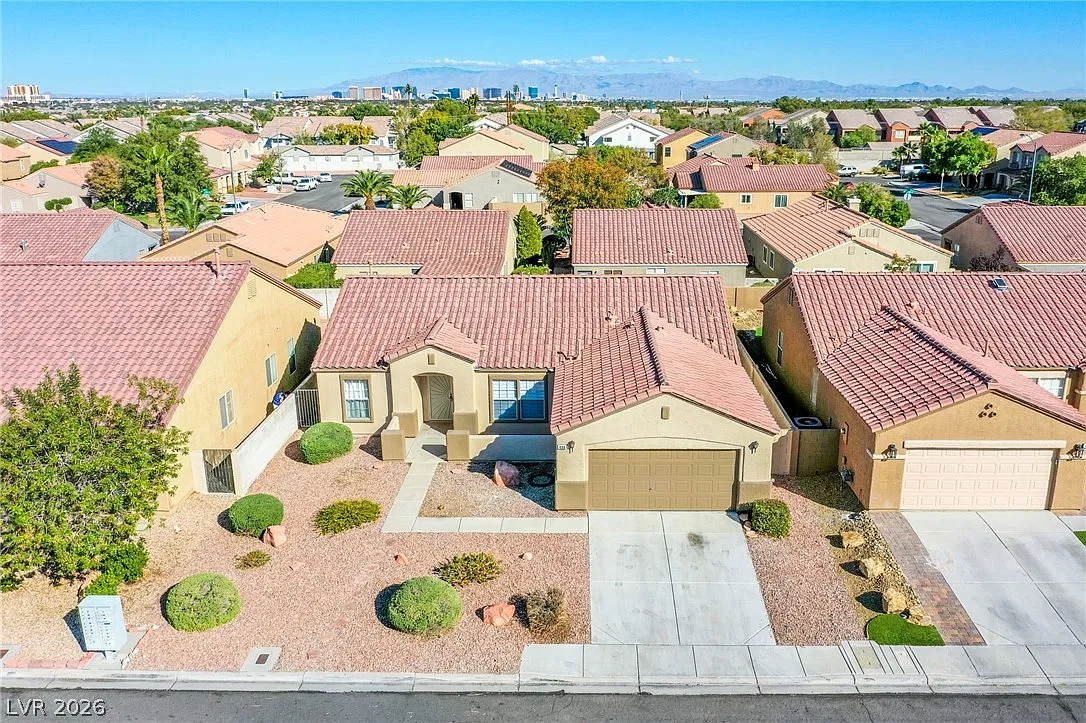 3 bed, 2.0 bath, 1725 sqft, $2,300 — Photo 1