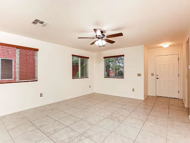 5082 E Kittentails Dr — Photo 2