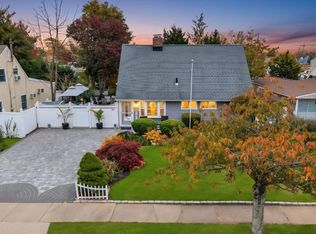 101 Constellation Rd, Levittown, NY 11756