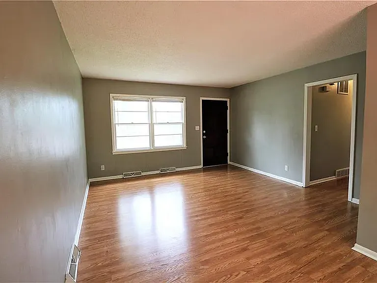 3 bed, 888 sqft, $1,300 — Photo 3