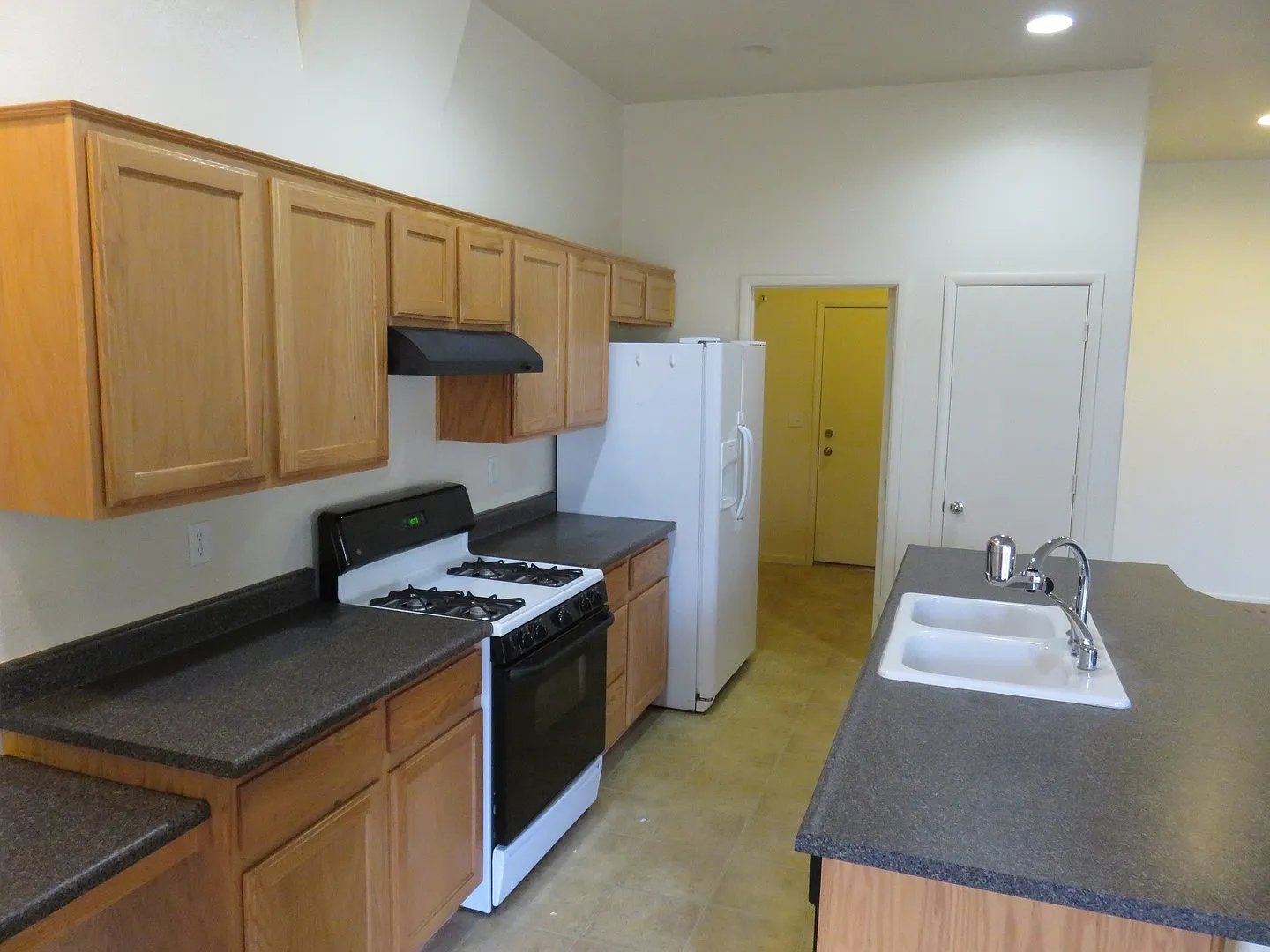Huge family room with kitchen nicely tucked in the middle. — Photo 3
