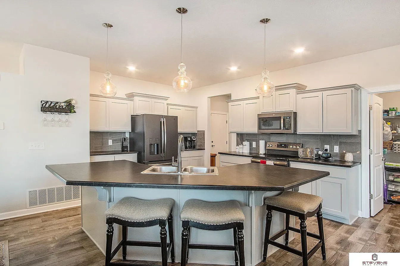 5 bed, 3.5 bath, 3500 sqft, $3,100 — Photo 4