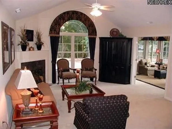 320 Quarry Lakes Dr, Amherst, OH 44001