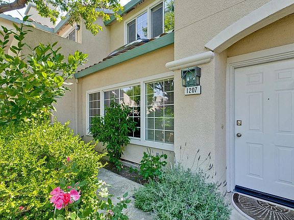 2nd image of 1207 Tea Rose Cir
