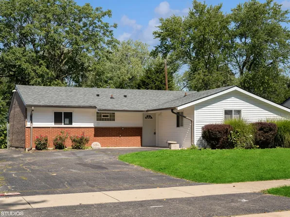 564 White Oak Rd, Bolingbrook, IL 60440