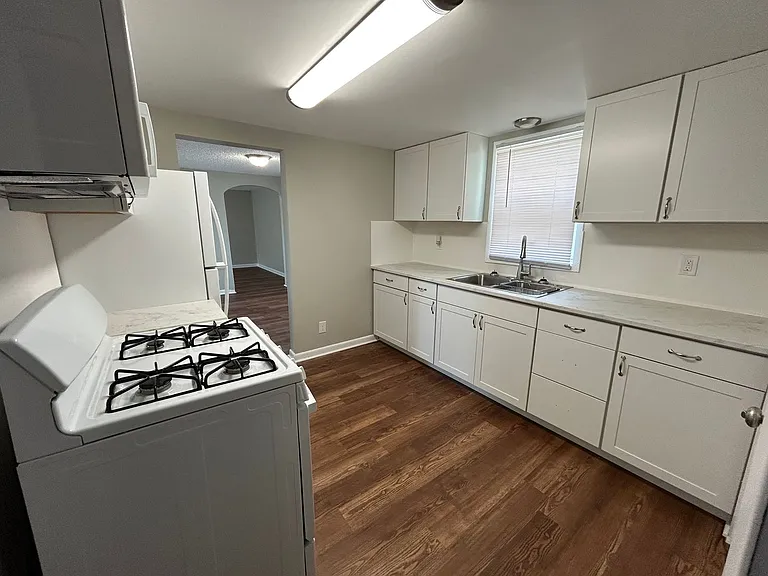 207 E 1st St — Photo 6