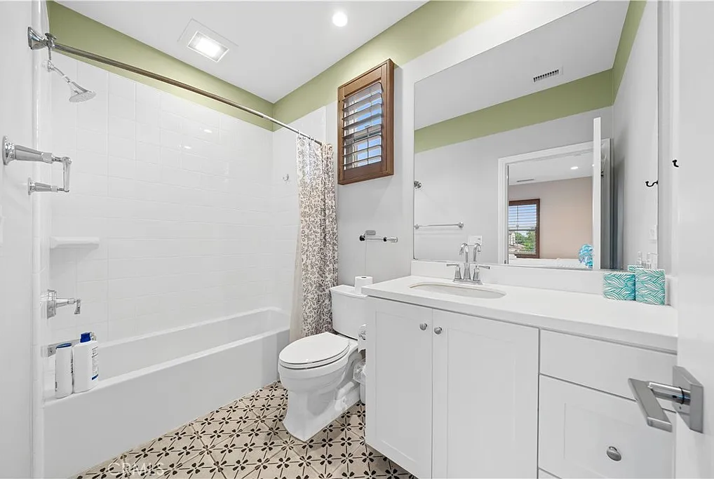 4 bed, 3.5 bath, 2274 sqft, $5,950 — Photo 4