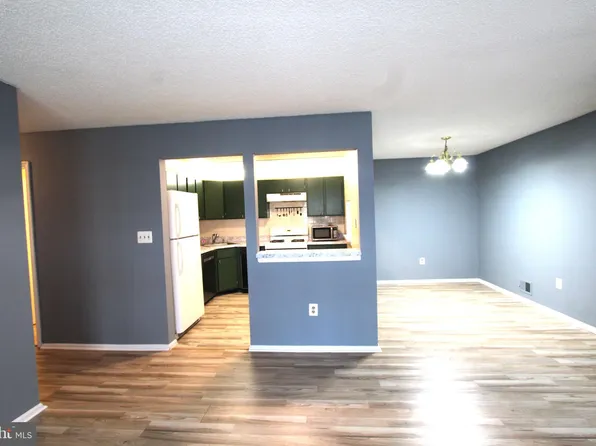 8 Joyner Ct, Lawrence Township, NJ 08648