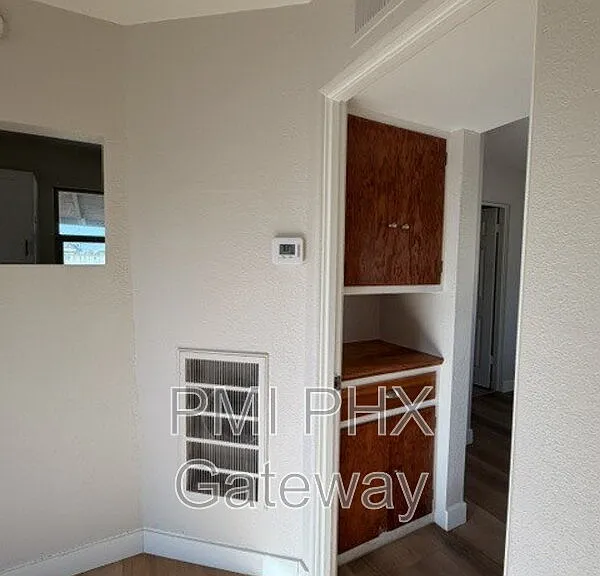 145 E Stewart St — Photo 9