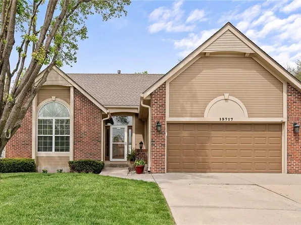 13717 Pembroke Cir, Leawood, KS 66224