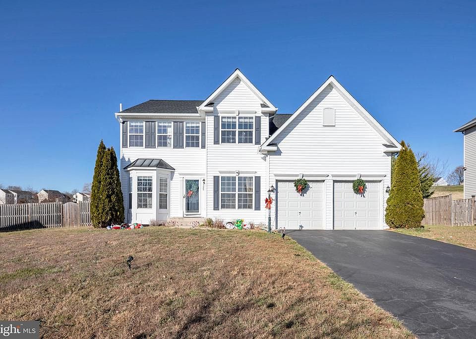 Beautiful colonial  with 2 car garage