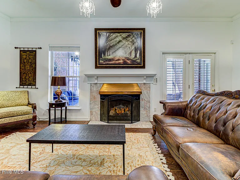 613 Clarendon Ave — Photo 11