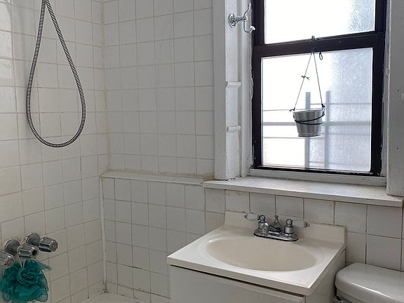 5th image of 1054 Bergen St #1R