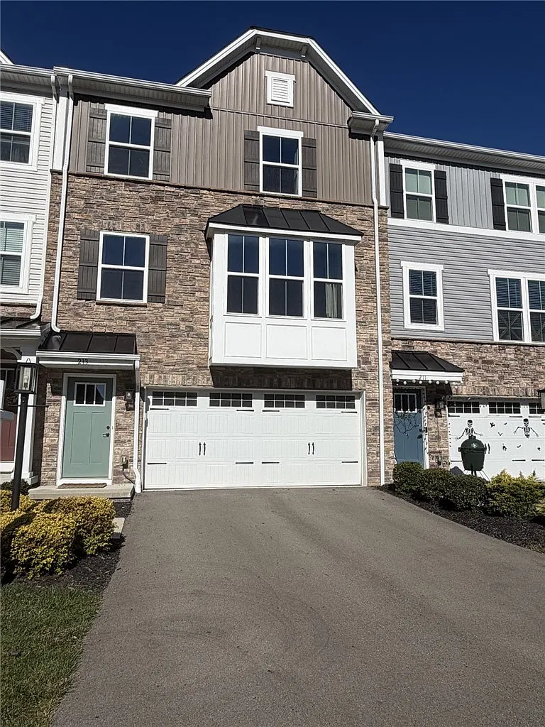 3 bed, 2.5 bath, 2012 sqft, $2,700 — Photo 1