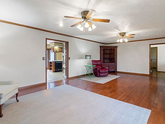 5th image of 203 Westwood Dr