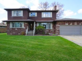 12 Scamridge Curv, Williamsville, NY 14221