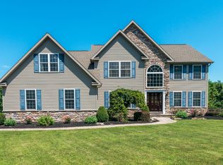 581 Mountain View Dr, Gilbert, PA 18331