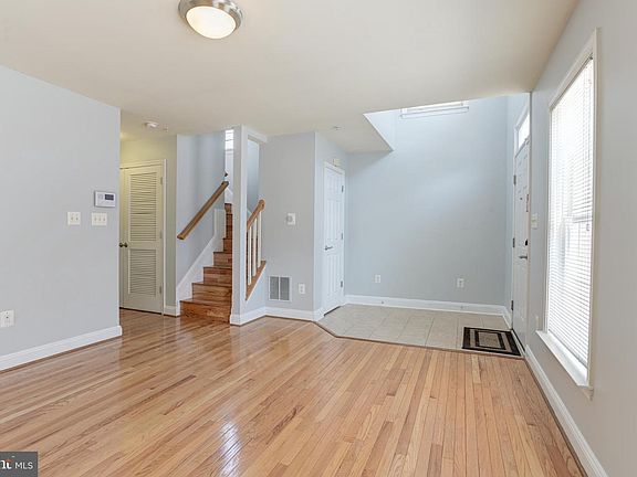 5th image of 302 Scott St