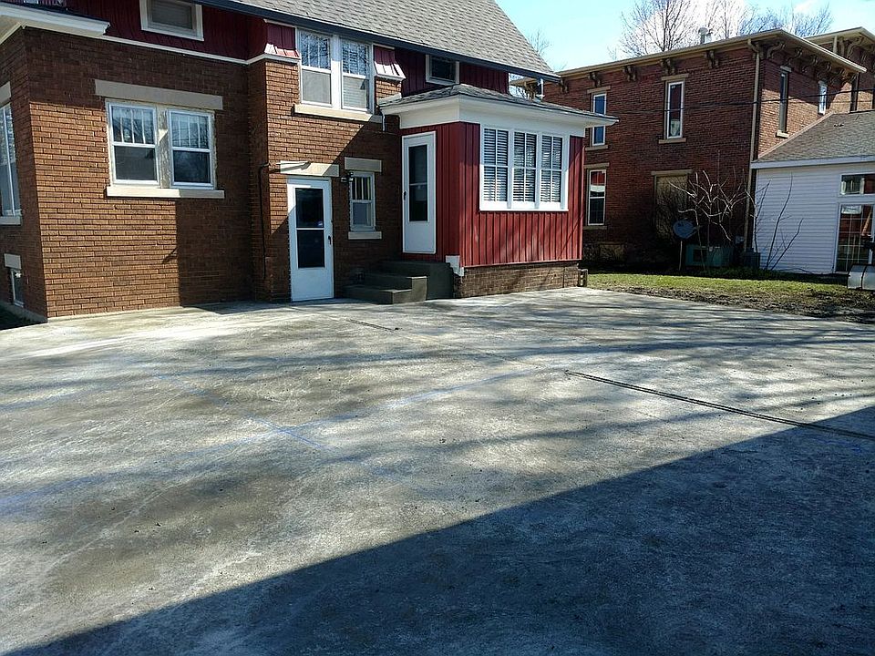 2nd image of 118 E Washington St