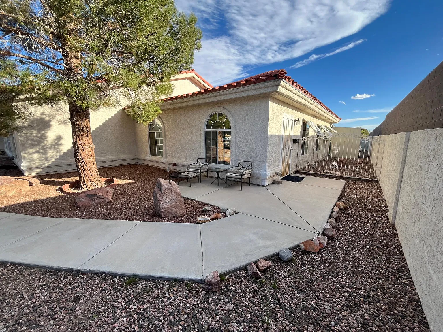 2 bed, 900 sqft, $2,000 — Photo 4