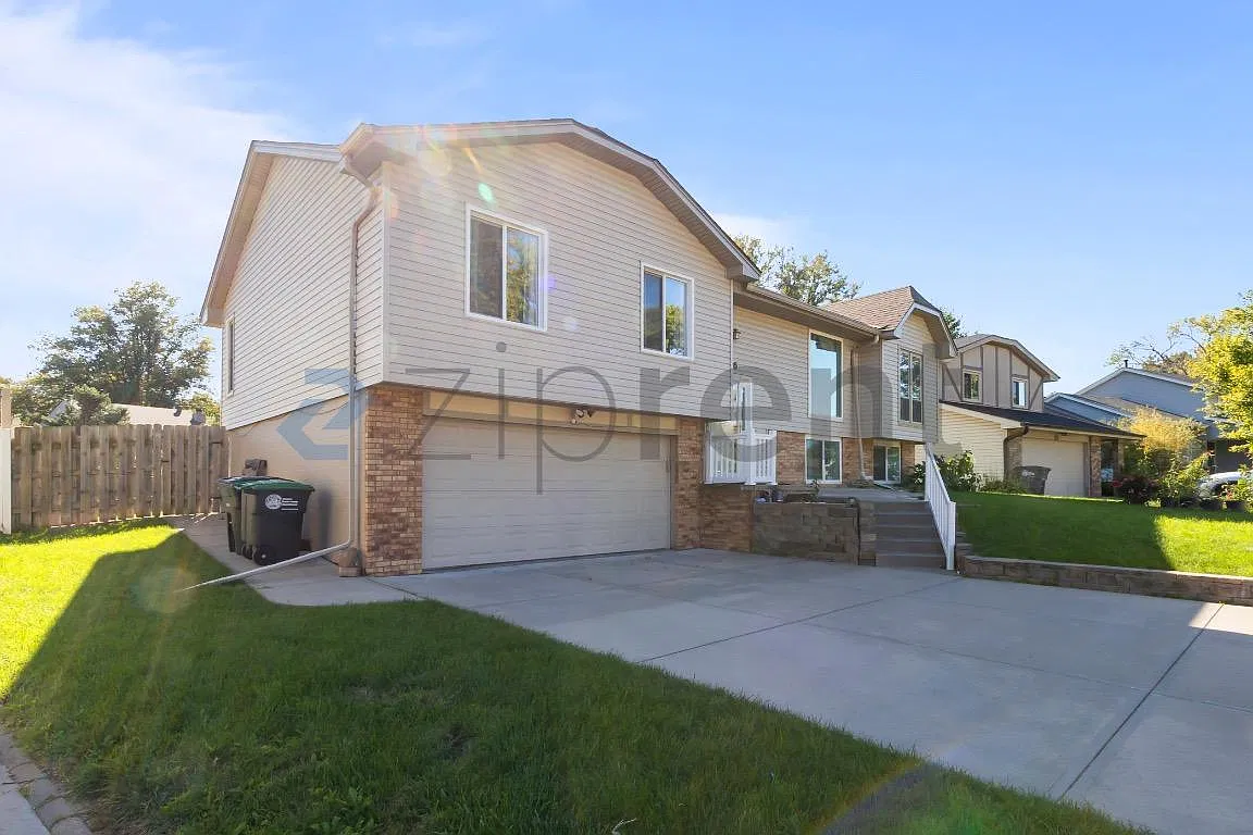 4 bed, 2.5 bath, 2059 sqft, $2,725 — Photo 2