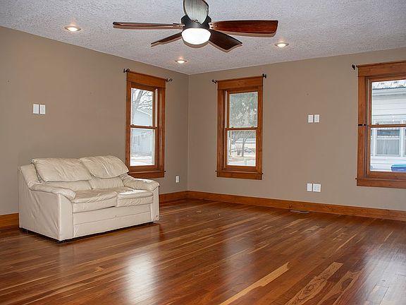 3rd image of 604 8th St SW