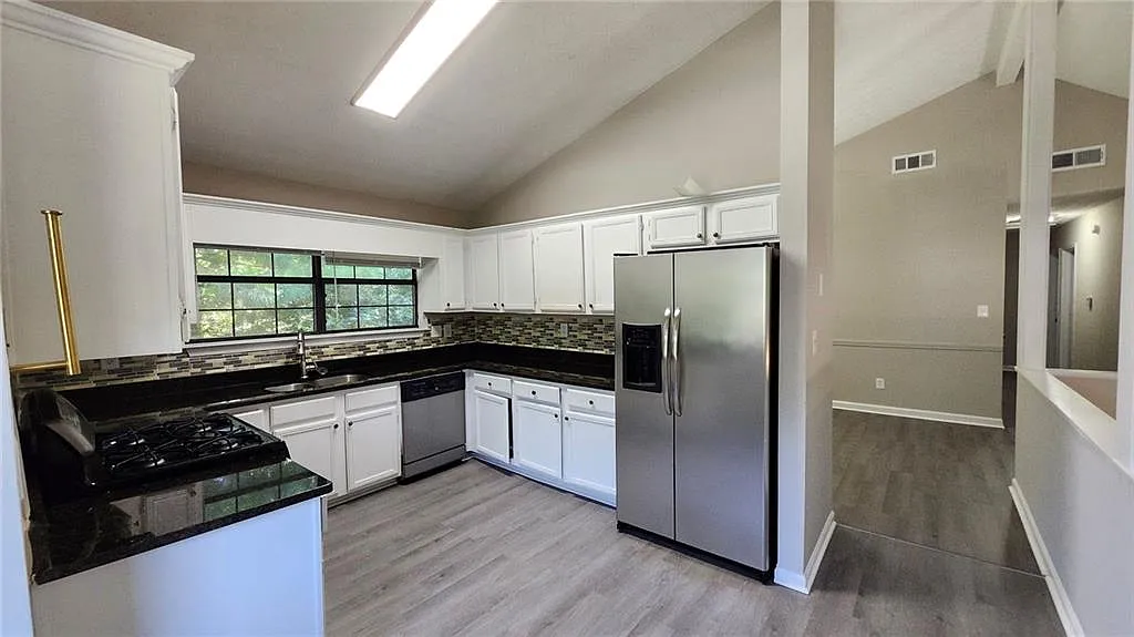5 bed, 2.5 bath, 1858 sqft, $2,025 — Photo 3