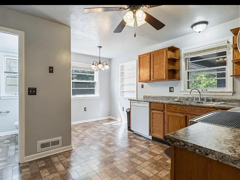2348 Saybrook Rd — Photo 15